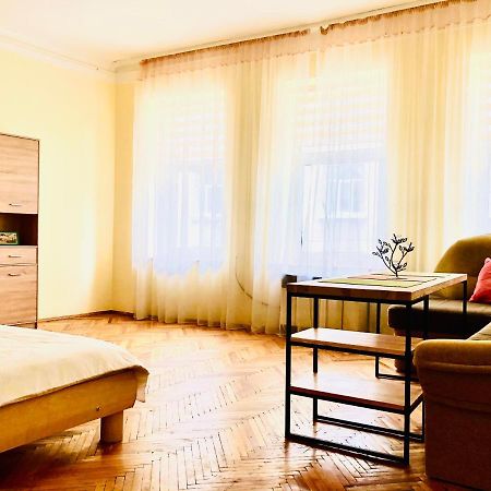 Apartment Near Opera On Horodotska 11 Leopoli Esterno foto