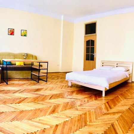 Apartment Near Opera On Horodotska 11 Leopoli Esterno foto